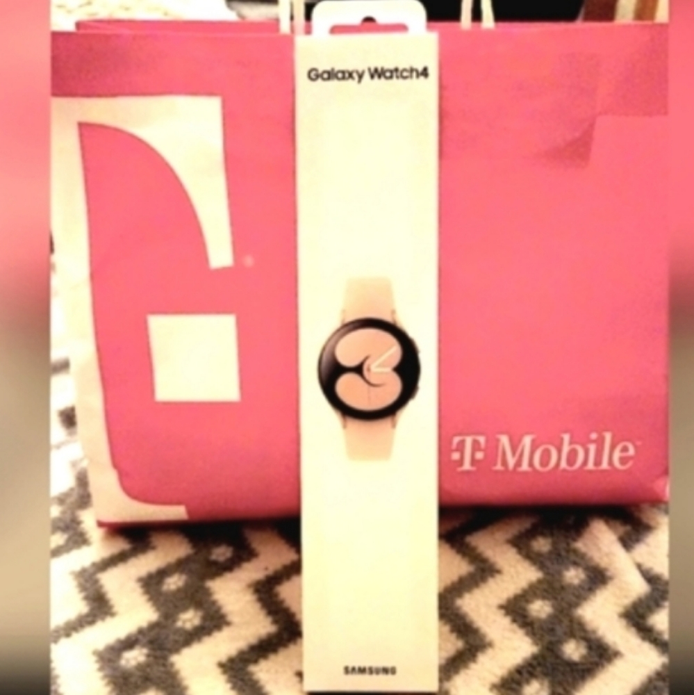 ...Samsung Galaxy Watch4 "rose gold". 40mm... GIVE ME AN OFFER💋